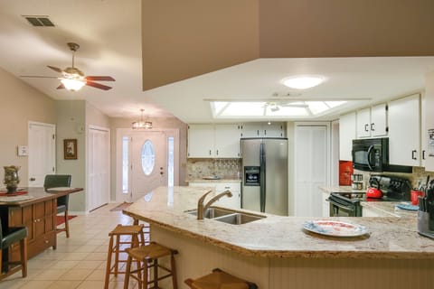 Kitchen | Equipped w/ Cooking Basics | Breakfast Bar