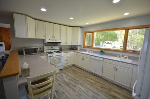 Perfect for cooks & helpers with 2 sinks !  & dishwasher - Perfect for cooks & helpers with 2 sinks !  & dishwasher