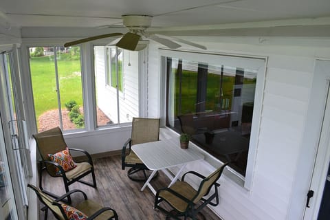 Enclosed porch with beautiful lake views - Enclosed porch with beautiful lake views