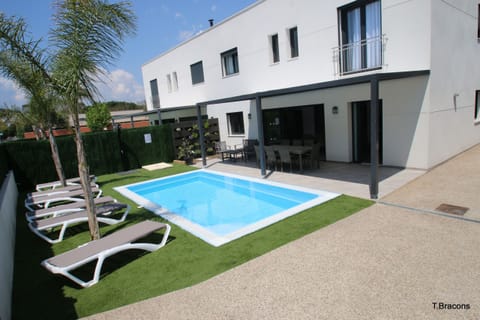 Garden and private pool of the holiday rental house Villa Milos in Cambrils, Costa Dorada, Spain