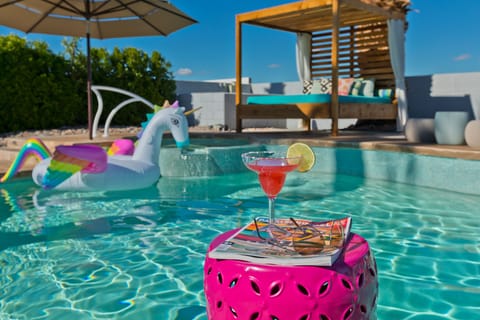 Enjoy a perfect day by the pool ... relax and have fun - you deserve it!