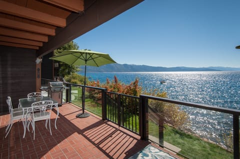 Lakefront with lake access! Weber BBQ Grill