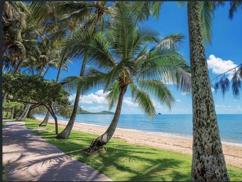 Beachfront-Trinity-Beach-Getaway