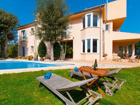 General views of the garden, the pool with sun loungers.