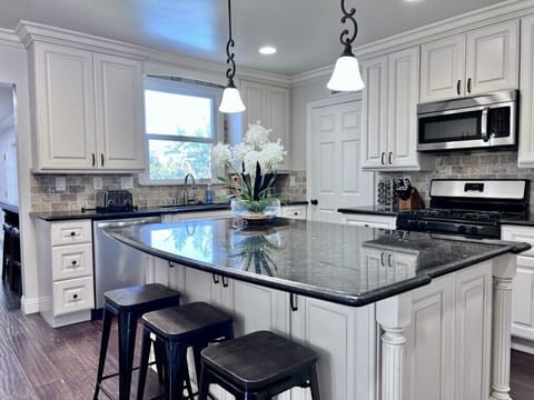 Beautiful Custom Kitchen
Beautiful Custom Kitchen with stainless steel appliances and granite countertops