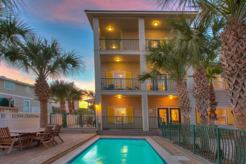 Coco-Hut-Sunset-Pool