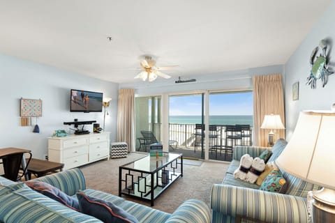 22-Commodores-Retreat-206-Living