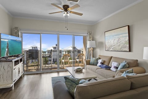 24-Emerald-Waters-404-Living