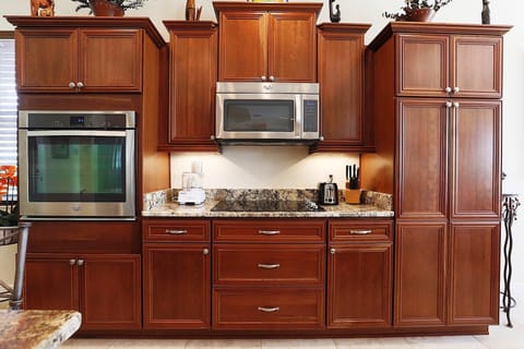 Ceramic cooking surface, microwave, oven and pantry