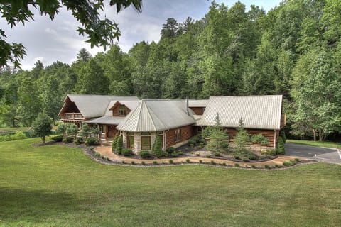 Over 5000 square feet of Family Fun- Large front Yard with Hot tub in Back overlooking a Mountain Stream. CreekSide Lodge in Cedar Falls Resort