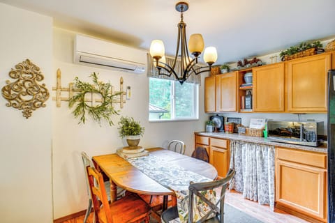 Dining Table | Dishware/Flatware