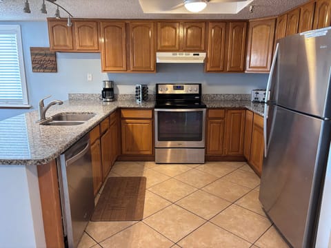 Open kitchen, fully stocked with full-size appliances