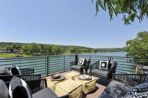 Upper Deck (Lake View) - Walker Luxury Vacation Rentals
