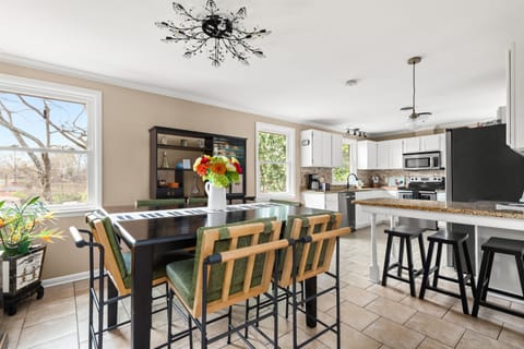 Dining table seating for 6 & breakfast bar seating for 3. 