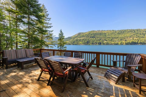 Outdoor dining for six with additional lounge space