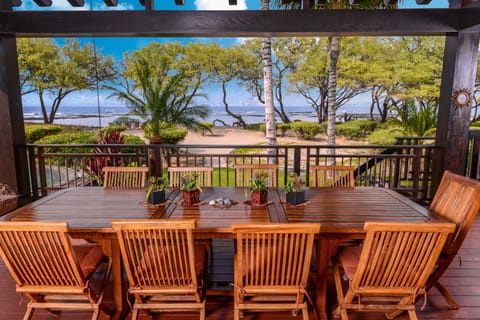  covered  lanai overlooking sandy beach