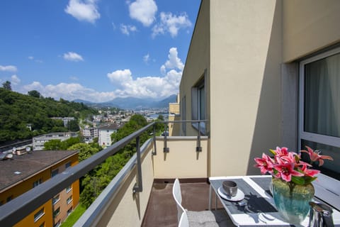 Private balcony with a dining set with Vista lago di Lugano