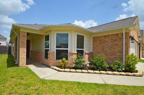 front view of 1-store house