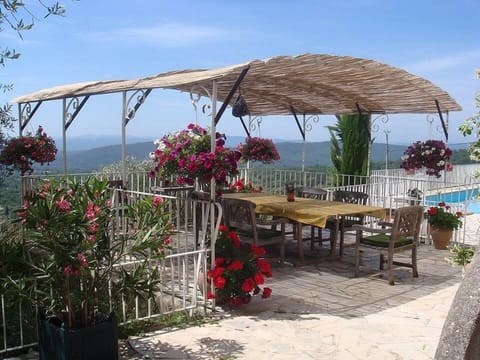 Outdoor terrace - can seat 14-16 when tables joined together

