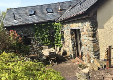 Private outdoor dining at the back of the cottage. 