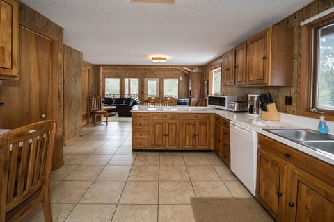 Spacious, super amenity filled kitchen, Open Floorplan