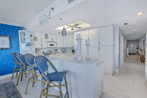 Extra seating for 4 at the kitchen counter..