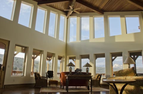 Large, open livingroom with views over the mountains, the valley and the river.
