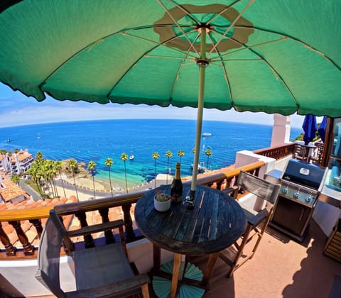 - Soak up sweeping ocean views under a shaded umbrella with a drink in hand
- Dine al fresco at a cozy bistro set or fire up the grill for sunset BBQs
- Crystal clear water, swaying palms, and yachts create your perfect postcard moment