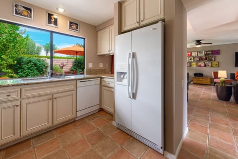 Modern kitchen w/granite counters & patio pass-through (some appliances updated)