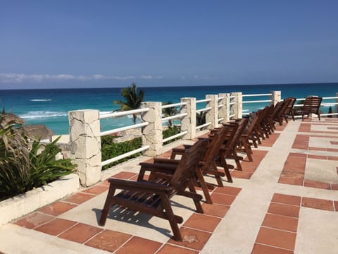 A few steps between the pool and the beach!