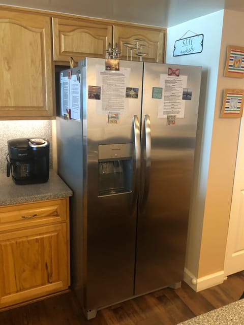 25.6 cuft SS Stainless Refrigerator ice maker/water door dispenser keurig