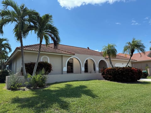 House located at the quiet cul-de-sac, 7-minute walk to Tigertail Beach entrance