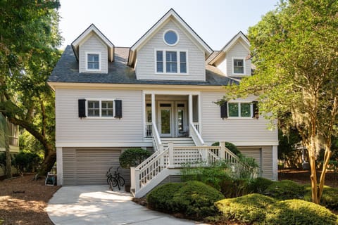 Newly Renovated - Beautiful Crooked Oaks 4 bedroom, 3.5 bath, sleeps 10!  Pet Friendly too!