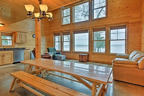 All 8 guests can look out upon the lake while you enjoy a home-cooked meal!
