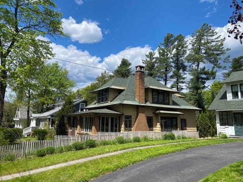 86 Hillcrest Avenue - Side view