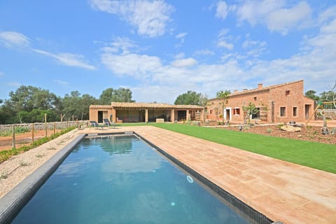 Can Cortana, country house with pool in Inca, Mallorca. An ideal space to enjoy the tranquility of the countryside with all comforts.