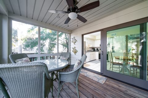Outdoor dining on the porch