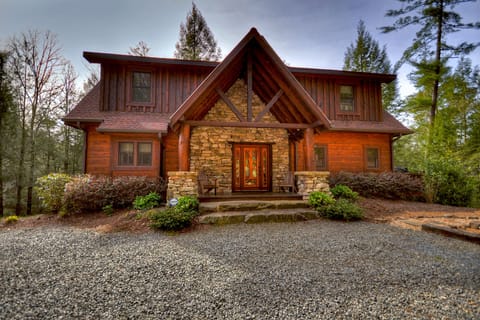 Reel Creek Lodge- Exterior cabin view of the front entrance and driveway