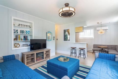 Large open floor plan, Tv, Roku/Wifi/breakfast bar