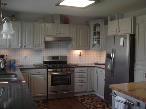 Great kitchen with gas stove 