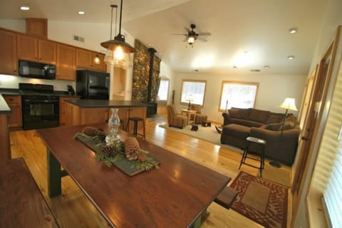 Open floor plan with vaulted ceilings