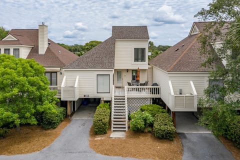 Great location - Short walk to the beach, golf, pools, and dining!