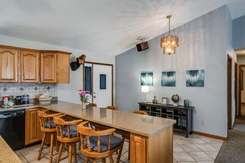 Seating for 6 at the bar