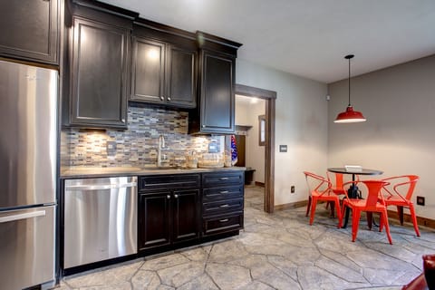 Full Wet bar, dishwasther and Fridge makes it easy to entertain by the lake
