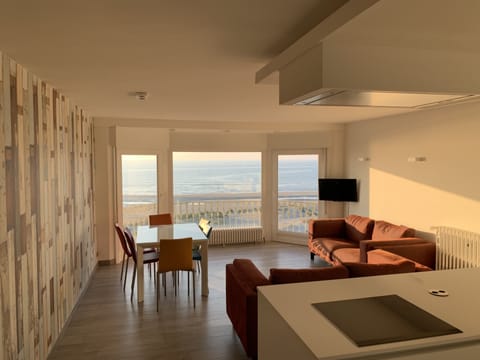 Full view of the living. From this height, the sea view is unobstructed...