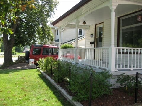 The Maple Leaf House - Families love staying here.
