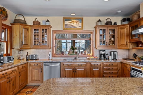 Kitchen w/ Breakfast Bar