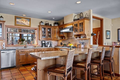 Kitchen w/ Breakfast Bar