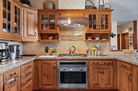 Kitchen w/ Breakfast Bar