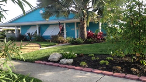 CHARMING KEY WEST COTTAGE Features a 1,600sqft Guest Suite w/Heated Lap pool